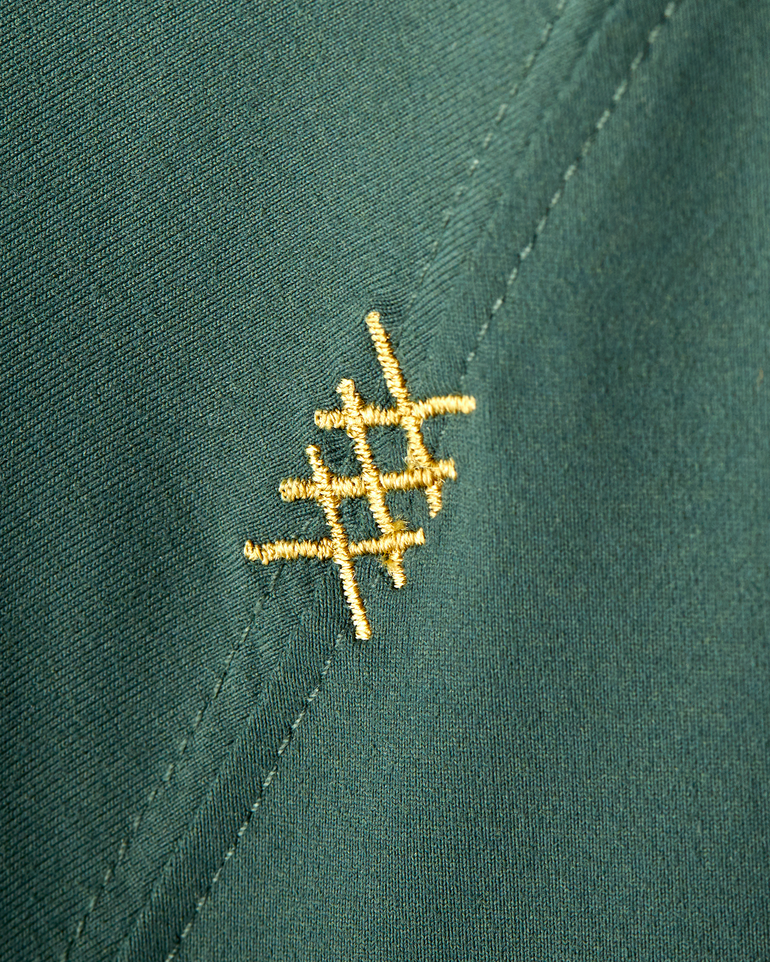 Men's performance crewneck t-shirt in color evergreen. Moisture-wicking shirt.