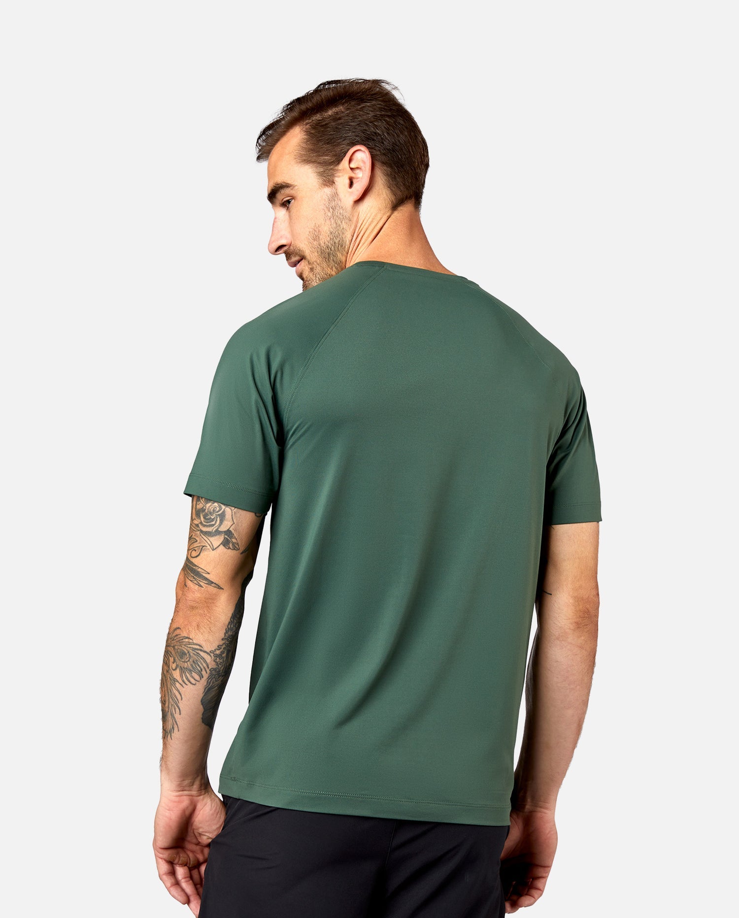 Men's performance crewneck t-shirt in color evergreen. Moisture-wicking shirt.