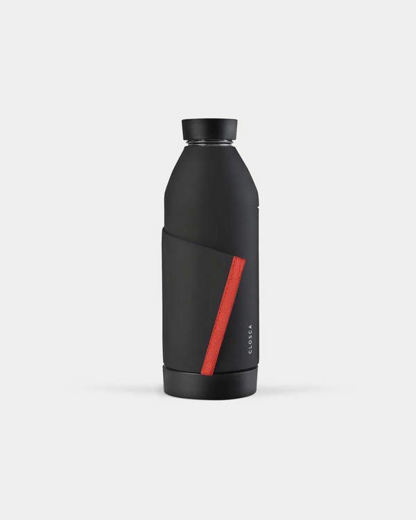 Borosilicate, reusable glass bottle with a soft touch and a patented strap making it hands-free. Double-opening for easy clean in black/coral.