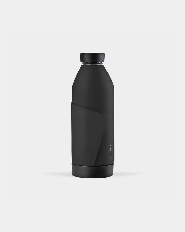 Borosilicate, reusable glass bottle with a soft touch and a patented strap making it hands-free. Double-opening for easy clean in black.