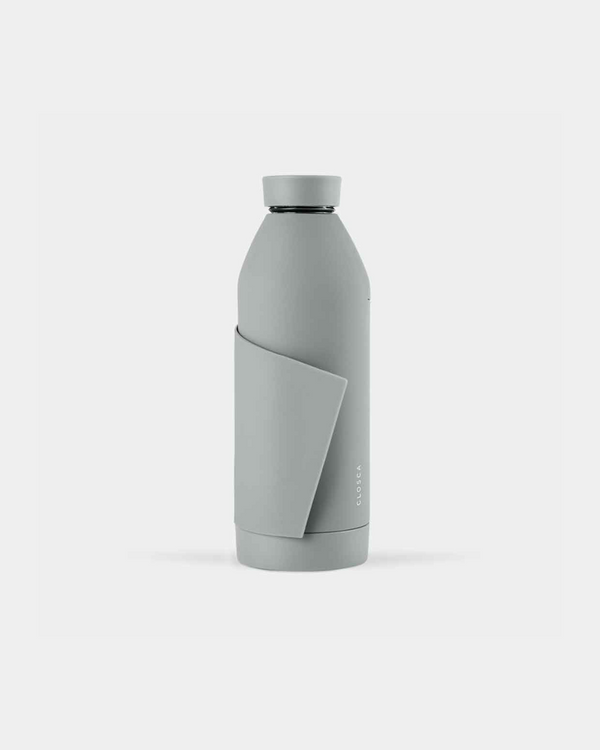 Borosilicate reusable glass bottle with a soft touch. Hands-free, with double-opening in light gray