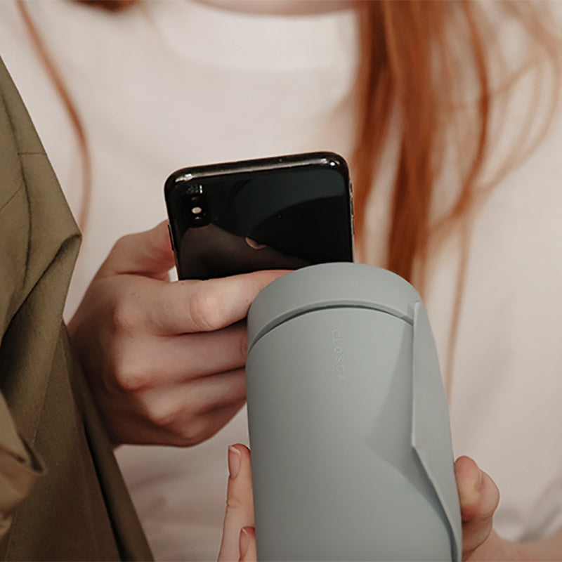 Borosilicate reusable glass bottle with a soft touch. Hands-free, with double-opening in light gray