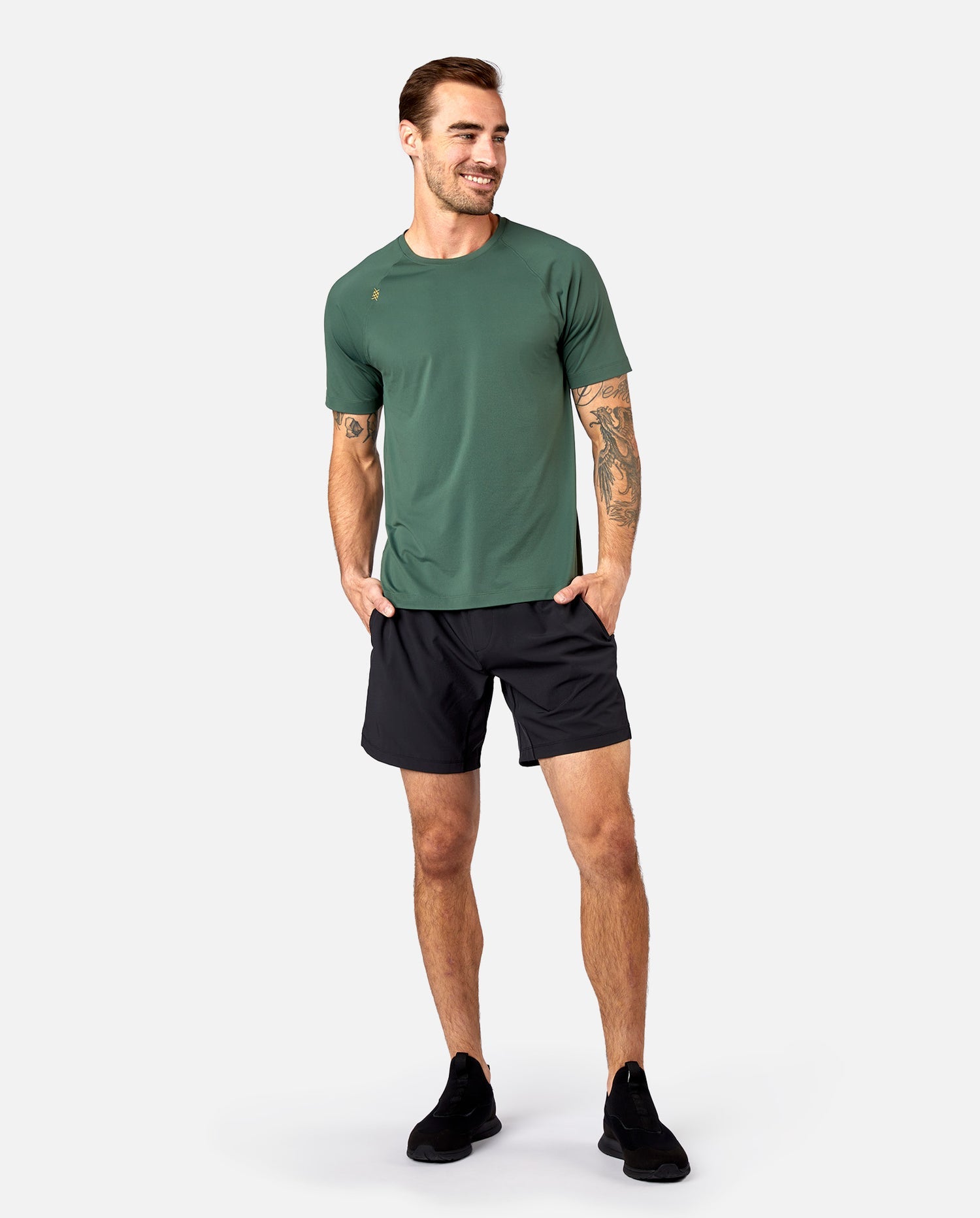 Men's performance crewneck t-shirt in color evergreen. Moisture-wicking shirt. 
