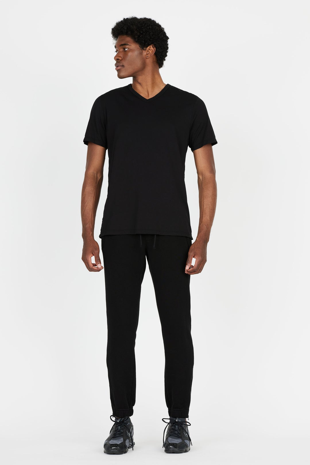 Men's everyday classic v-neck shirt in black