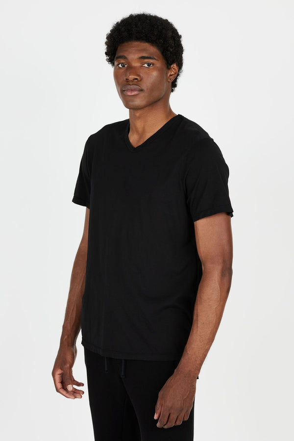 Men's everyday classic v-neck shirt in black