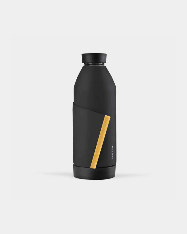 Reusable glass bottle with a soft touch and a patented strap making it hands-free. Double-opening for easy clean in black/mustard.