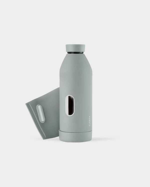 Borosilicate reusable glass bottle with a soft touch. Hands-free, with double-opening in light gray