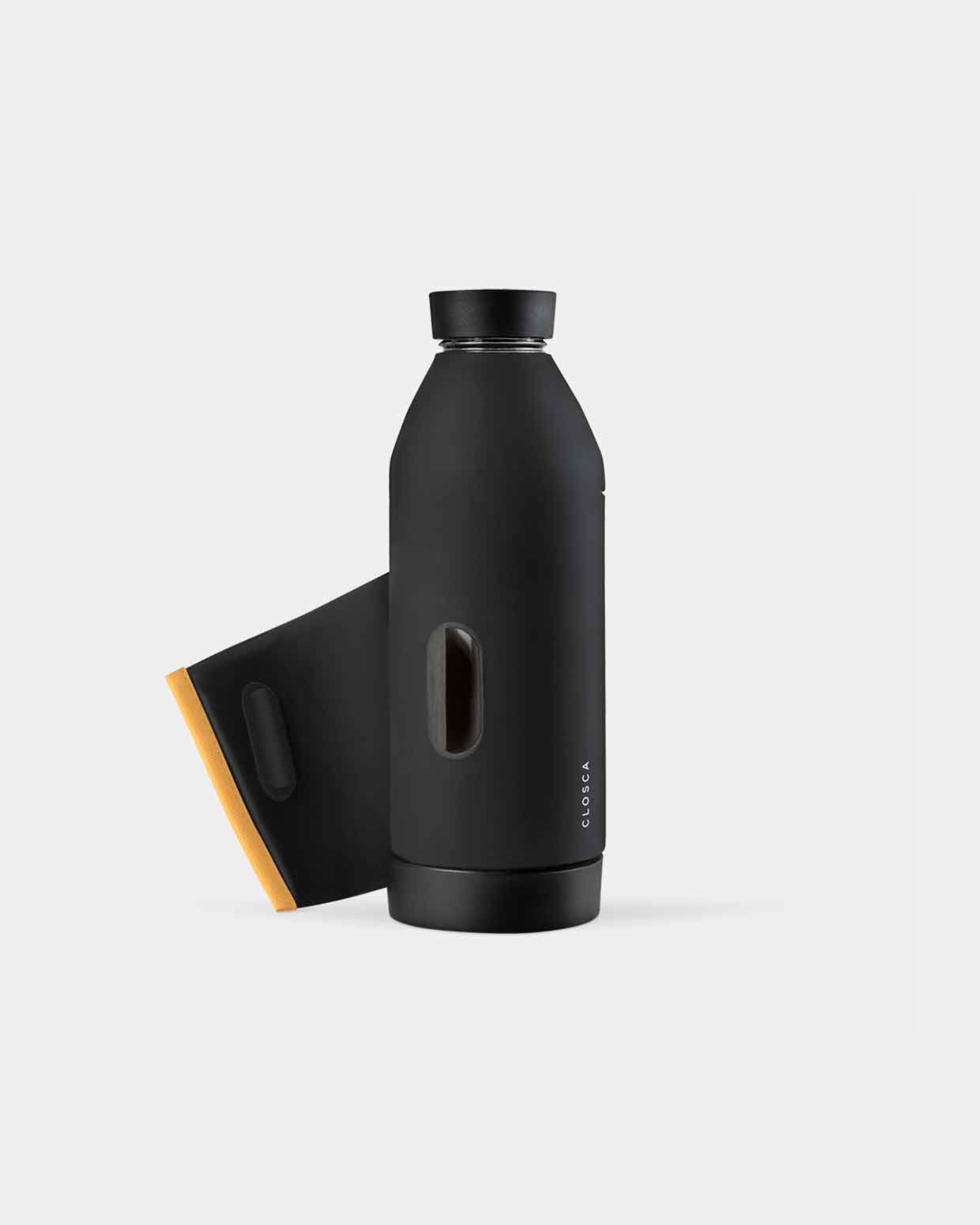 Reusable glass bottle with a soft touch and a patented strap making it hands-free. Double-opening for easy clean in black/mustard.