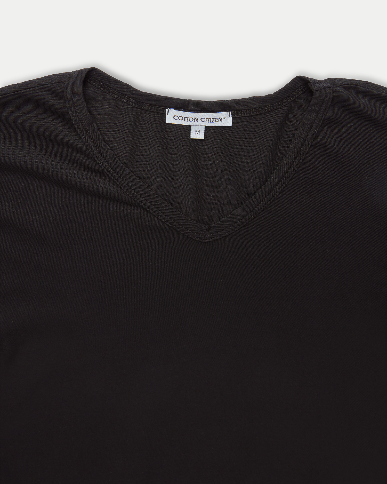 Men's everyday classic v-neck shirt in black
