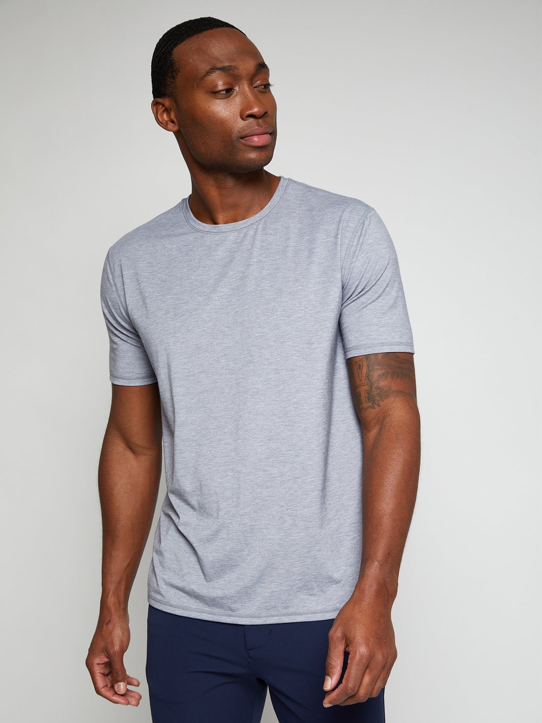 Men's versatile active crewneck shirt in gray