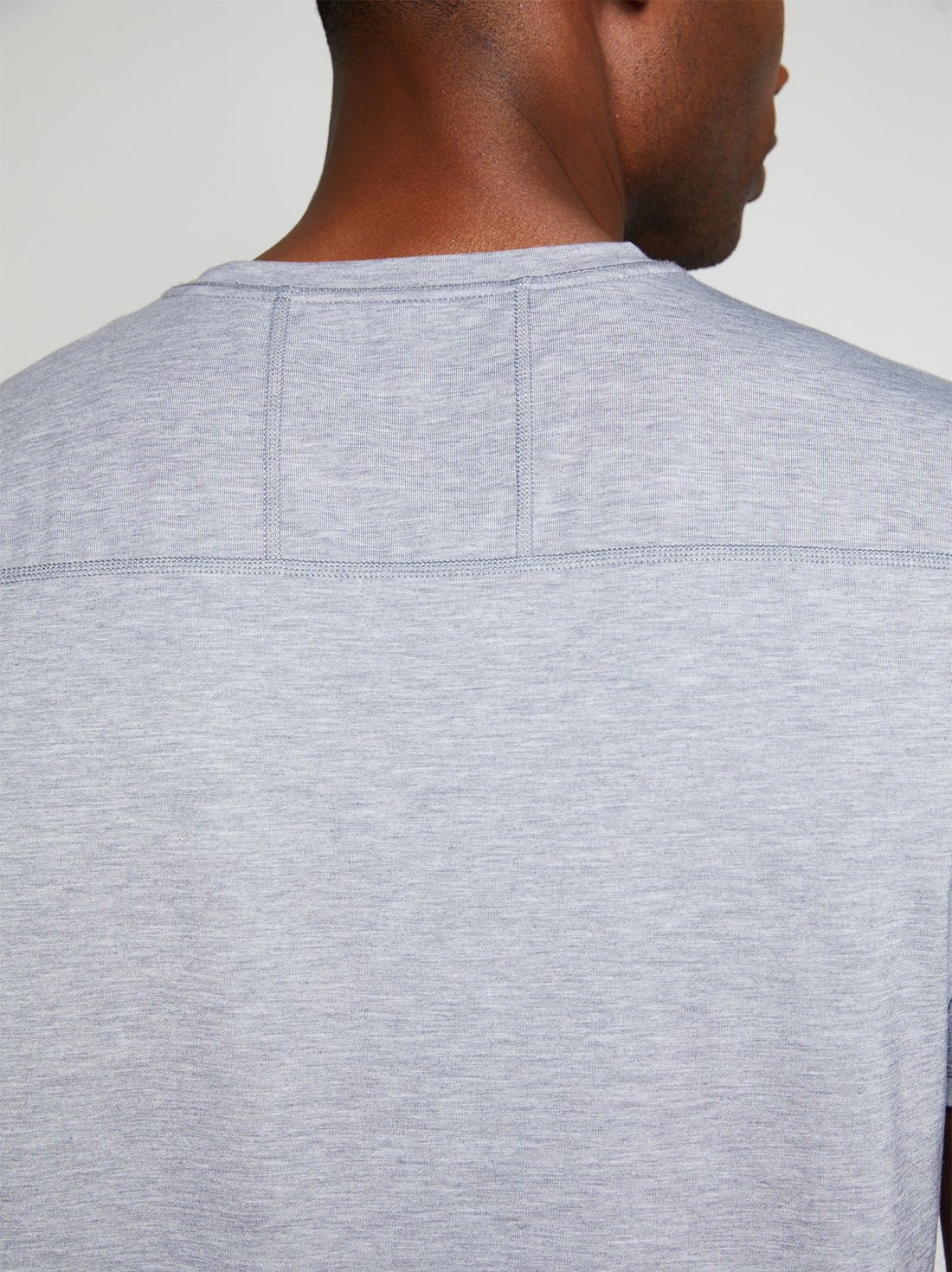 Men's versatile active crewneck shirt in gray