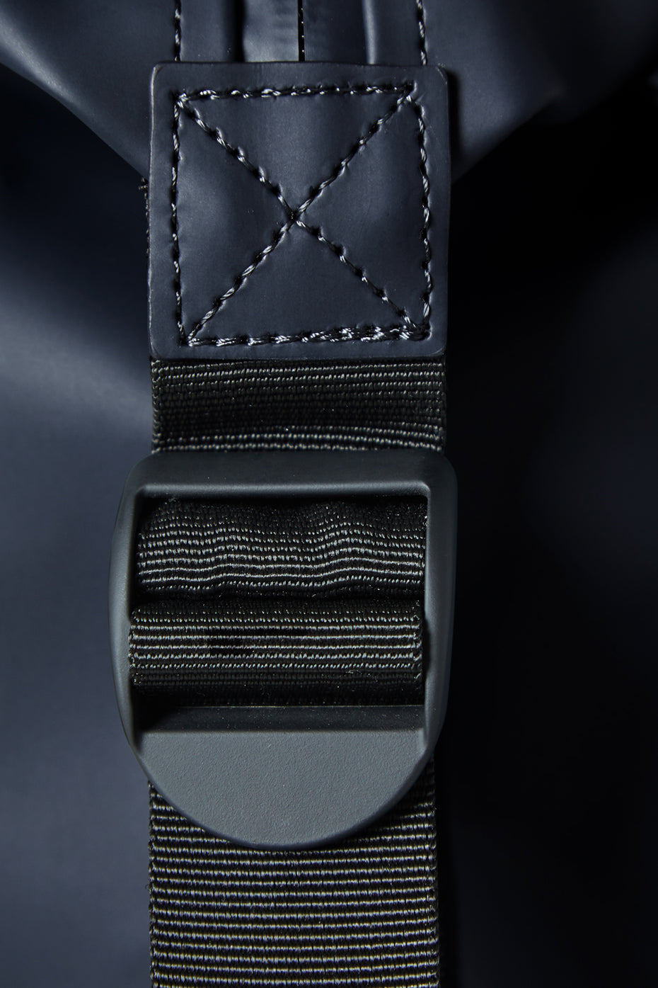 Waterproof, minimalistic duffel bag with a main compartment in navy blue