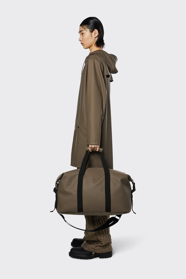 Waterproof, minimalistic duffel bag with a single main compartment in color brown wood
