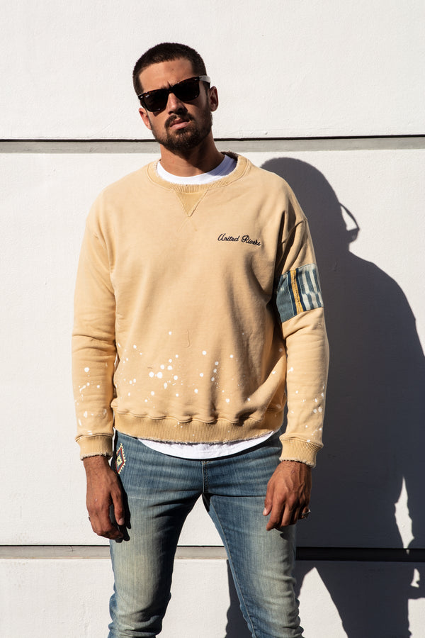 Men's oversized crewneck sweater in beige with artistic features in 100% cotton.