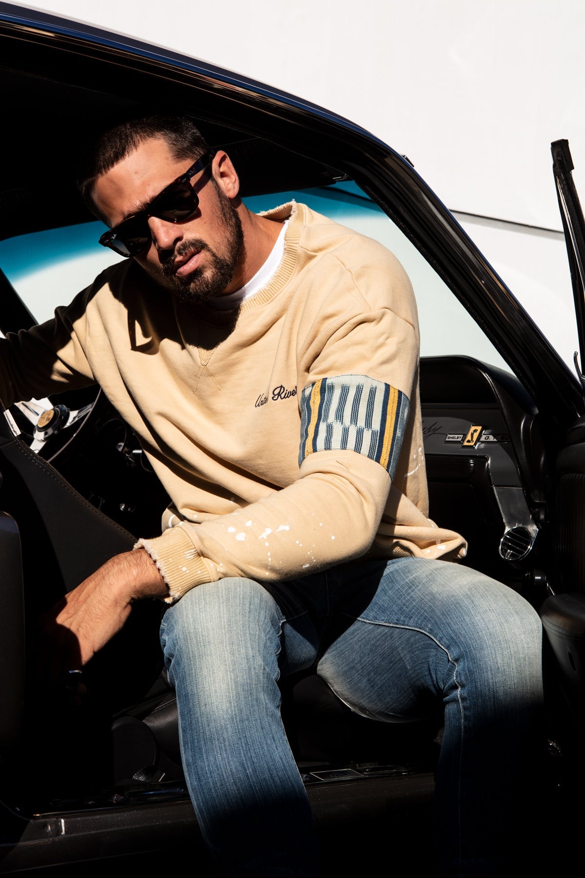 Men's oversized crewneck sweater in beige with artistic features in 100% cotton.