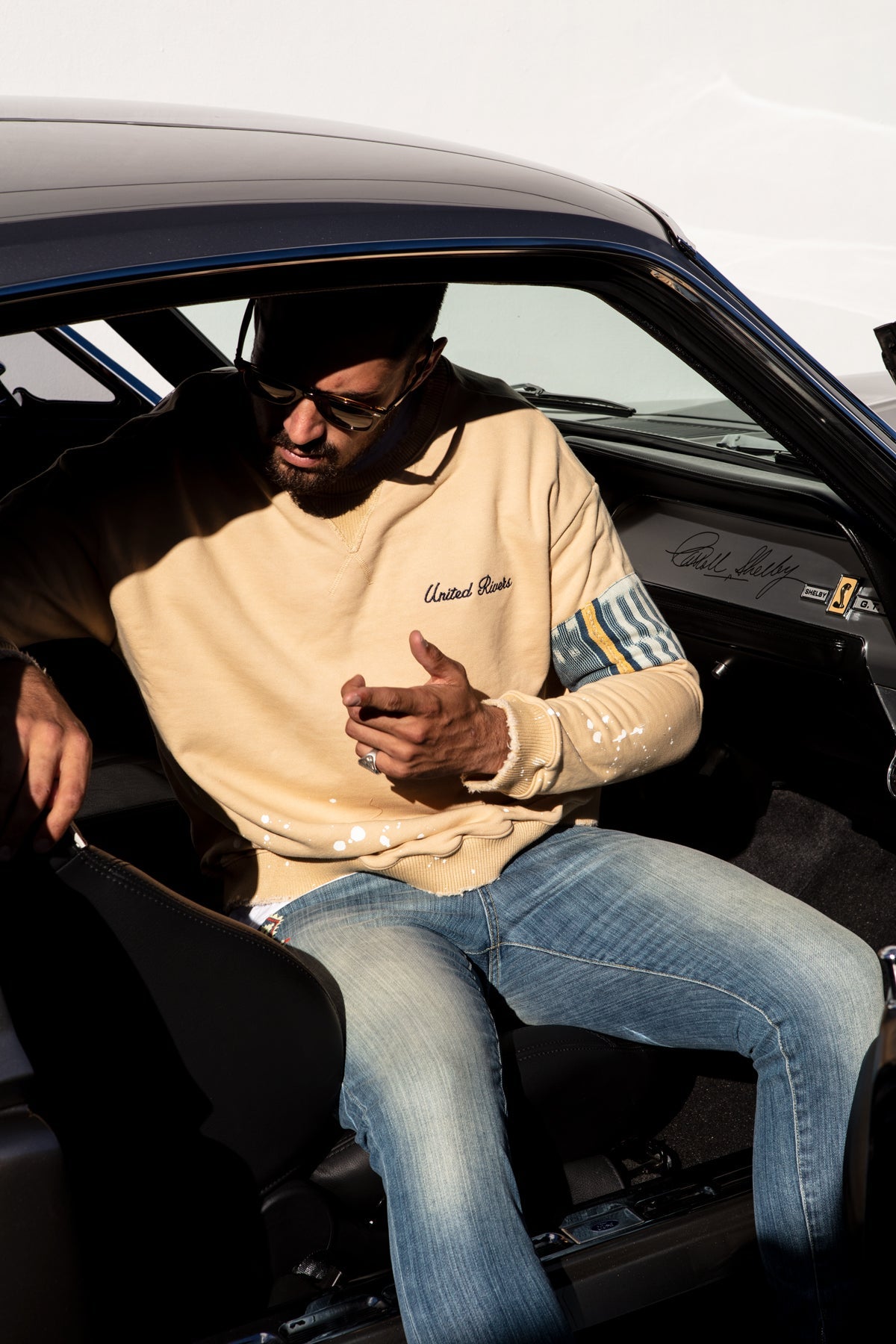 Men's oversized crewneck sweater in beige with artistic features in 100% cotton.